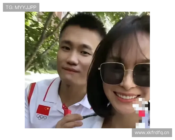 吕小军拎着超市袋子出来，里面的东西能付我三个月房租，我笑不出来