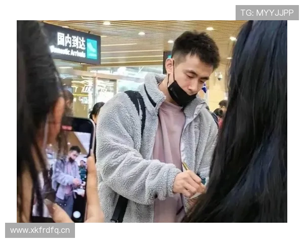 刷到赵继伟的日常照——训练场像战场，家里像北欧样板间，差距有点刺眼