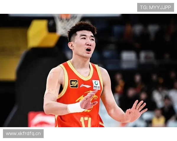 孙铭徽私下穿得像街头大叔，场上却像高冷巨星，这反差笑死我了