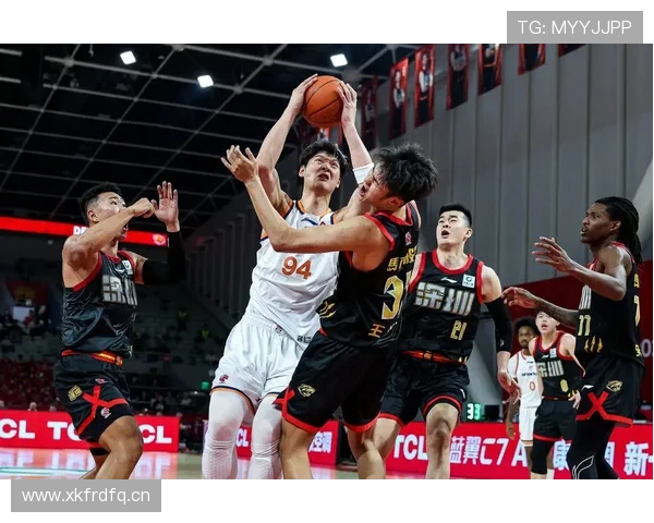 篮球比赛中判断扣篮干扰的关键时机是什么？